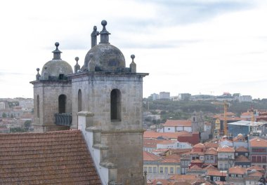 Portekiz katedralinden Porto şehir merkezinin görüntüsü;