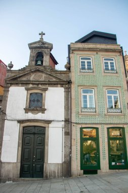 Porto 'nun Ribeira semtinde, azulejolar ile döşenmiş tipik saray cephesi