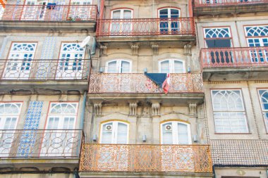 Porto 'nun Ribeira semtinde, azulejolar ile döşenmiş tipik saray cephesi