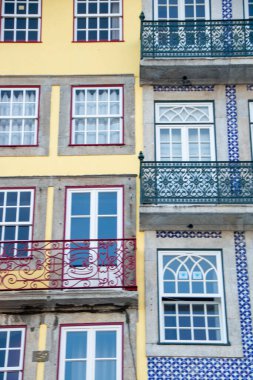 Porto 'nun Ribeira semtinde, azulejolar ile döşenmiş tipik saray cephesi