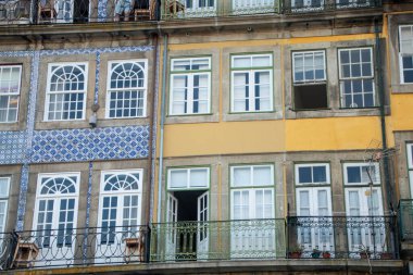 Porto 'nun Ribeira semtinde, azulejolar ile döşenmiş tipik saray cephesi