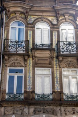 Portekiz 'in Ribeira semtinde, azulejolar ile döşenmiş tipik saray cephesi