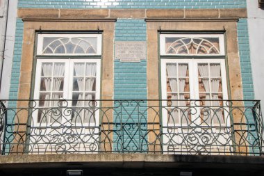 Portekiz 'in Ribeira semtinde, azulejolar ile döşenmiş tipik saray cephesi