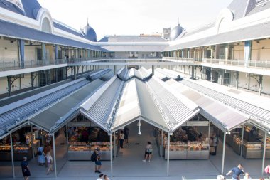 Porto, Portekiz 'de, Ağustosta - 30 - 2023 - Bolhao pazarı şehir merkezinde balık tezgahları ve tipik ürünlerle