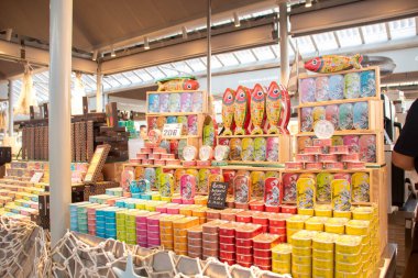 Porto, Portekiz 'de, Ağustosta - 30 - 2023 - Bolhao pazarı şehir merkezinde balık tezgahları ve tipik ürünlerle