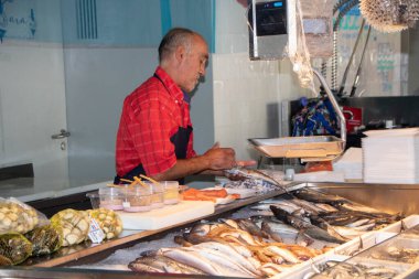 Porto, Portekiz 'de, Ağustosta - 30 - 2023 - Bolhao pazarı şehir merkezinde balık tezgahları ve tipik ürünlerle