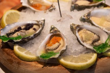 Porto pazarında limonlu çiğ istiridye tabağı.