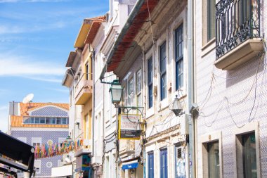 Portekiz 'in Aveiro şehrinde, 30-08-2023' te şehrin tarihi merkezinde hayat dolu bir cadde var.