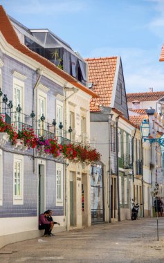 Portekiz 'in Aveiro şehrinde, 30-08-2023' te şehrin tarihi merkezinde hayat dolu bir cadde var.