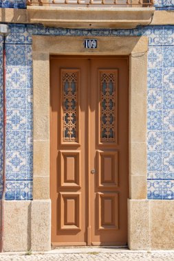 Portekiz, Aveiro 'da 30-08-2023 numaralı kapıda tipik olarak Azulejos mavisi fayanslarla süslenmiş bir kapı var.