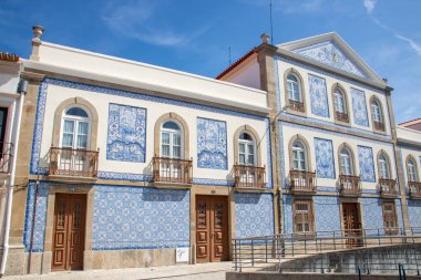 Aveiro, Portekiz 'de, Aveiro' da tarihi bir binanın 30-08-2023 numaralı cephesinde, Azulejos fayanslarıyla süslenmiş.