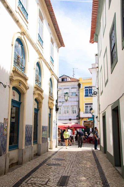 Portekiz 'in Aveiro şehrinde, 30-08-2023' te şehrin tarihi merkezinde hayat dolu bir cadde var.