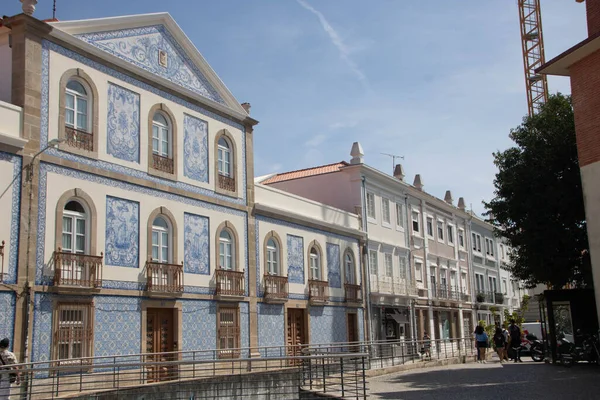 Aveiro, Portekiz 'de, Aveiro' da tarihi bir binanın 30-08-2023 numaralı cephesinde, Azulejos fayanslarıyla süslenmiş.