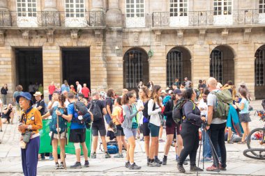 Santiago de Compostela, İspanya 'da, 09-02-23' te; Santiago meydanında dinlenen hacılar