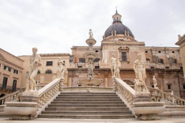 Palermo 'daki Pretoria Meydanı' nda çıplak heykelleri için utanç kaynağı olarak bilinen mermer çeşmesi.