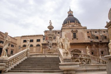 Palermo 'daki Pretoria Meydanı' nda çıplak heykelleri için utanç kaynağı olarak bilinen mermer çeşmesi.