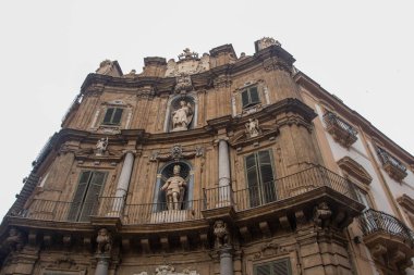 Barok meydanı, resmi olarak Villena Meydanı olarak bilinen bir sekizgen şeklindeydi ama aynı zamanda Palermitan halkı için dört köşe vardı.