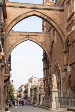 Palermo, İtalya 'da, Ekim 2023' te, katedralin ana cephesi, başpiskoposların sarayıyla bağlantılı.