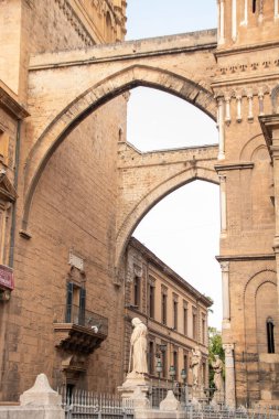 Palermo, İtalya 'da, Ekim 2023' te, katedralin ana cephesi, başpiskoposların sarayıyla bağlantılı.