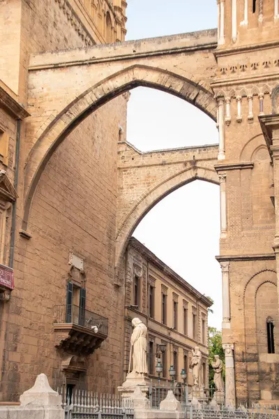 Palermo, İtalya 'da, Ekim 2023' te, katedralin ana cephesi, başpiskoposların sarayıyla bağlantılı.