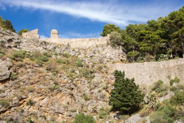 Cefalu kayası (La rocca di Cefalu) ve Palermo ili, Sicilya, İtalya 'daki eski şatonun kalıntıları.
