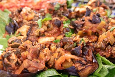 Palermo 'daki Ballaro pazarında patlıcan soğanlı, domatesli ve canlı geleneksel Sicilyalı caponata tabağı.