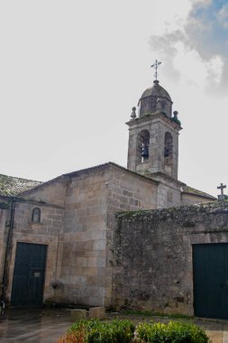 İspanya 'nın Baiona şehrinde Kasım 2023' te eski mimari eserlerle birlikte tarihi bir merkez kuruldu.