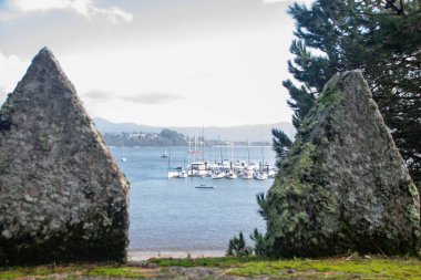 Baiona - İspanya - Kasım 2023 - Monte boi 'nin eski kalesi veya Monte real, şehre ve denize tepeden bakan