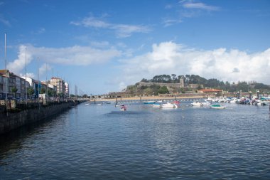 Baiona - İspanya - Kasım 2023 - Atlantik Okyanusu kıyısındaki Galiçya şehrinin limanı