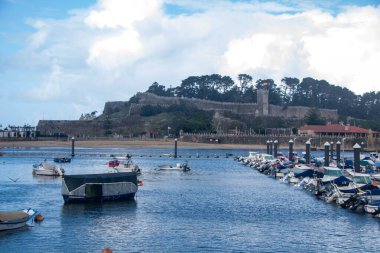 Baiona - İspanya - Kasım 2023 - Atlantik Okyanusu kıyısındaki Galiçya şehrinin limanı