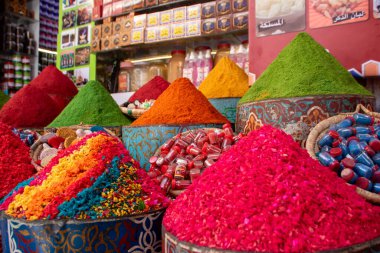 Rabat, Fas 'ta, Ağustos 2024' te Medine 'deki geleneksel pigment mağazasında.