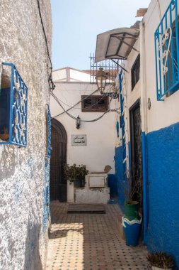 Rabat 'taki Oudaias Kasbah' ın mavi boyalı caddesi.