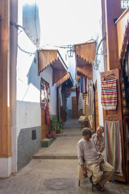 Rabat Fas 'ta, Ağustos 2024' te, Medine 'nin bir caddesinde oturan iki adam