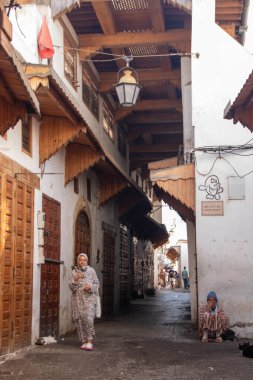 Rabat Fas 'ta, 4 Ağustos 2024' te, Medine 'nin canlı çarşısında sokak sahnesi.