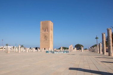 Rabat Fas 'ta, Ağustos, 2024, Hasan Kulesi, 12. yüzyılda Ebu Yusuf el-Mansur tarafından yaptırılan tamamlanmamış bir caminin minaresi, Halifeliğin üçüncü halifesi.
