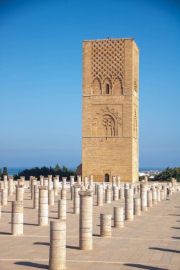 Rabat Fas 'ta, Ağustos, 2024, Hasan Kulesi, 12. yüzyılda Ebu Yusuf el-Mansur tarafından yaptırılan tamamlanmamış bir caminin minaresi, Halifeliğin üçüncü halifesi.