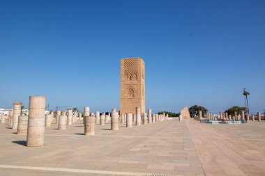 Rabat Fas 'ta, Ağustos, 2024, Hasan Kulesi, 12. yüzyılda Ebu Yusuf el-Mansur tarafından yaptırılan tamamlanmamış bir caminin minaresi, Halifeliğin üçüncü halifesi.