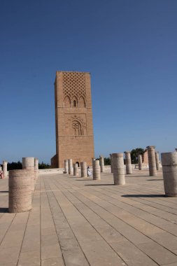 Rabat Fas 'ta, Ağustos, 2024, Hasan Kulesi, 12. yüzyılda Ebu Yusuf el-Mansur tarafından yaptırılan tamamlanmamış bir caminin minaresi, Halifeliğin üçüncü halifesi.