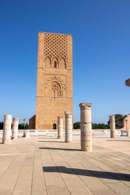 Rabat Fas 'ta, Ağustos, 2024, Hasan Kulesi, 12. yüzyılda Ebu Yusuf el-Mansur tarafından yaptırılan tamamlanmamış bir caminin minaresi, Halifeliğin üçüncü halifesi.