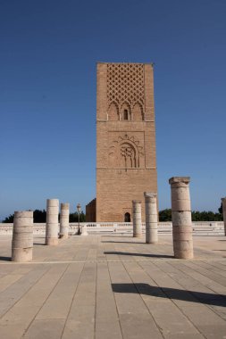 Rabat Fas 'ta, Ağustos, 2024, Hasan Kulesi, 12. yüzyılda Ebu Yusuf el-Mansur tarafından yaptırılan tamamlanmamış bir caminin minaresi, Halifeliğin üçüncü halifesi.