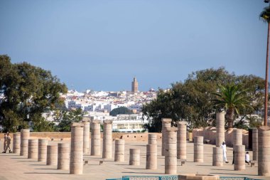 Hasan Camii 'nin tamamlanmamış kolonları ve arka planda Rabat' ın manzarası.