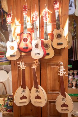 Rabat, Fas 'taki bir dükkanda çeşitli renklerde geleneksel ahşap çıkıntılar ve gitarlar.
