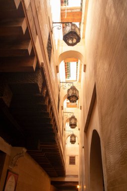 Fes, Fas 'ta, 05, 09, 24 yıllarında, el Kahire Üniversitesi en eski üniversite ve medrese eğitiminin yerlerinden biridir.