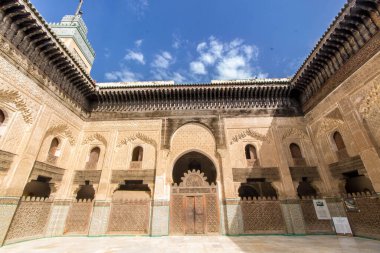 Fes 'deki Medrassa El Bouanania' nın iç avlusunda.
