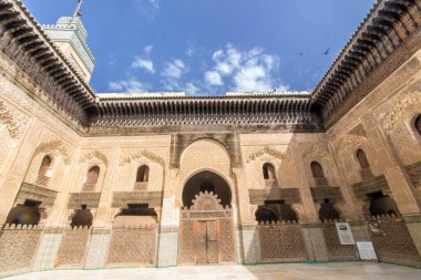 Fes 'deki Medrassa El Bouanania' nın iç avlusunda.