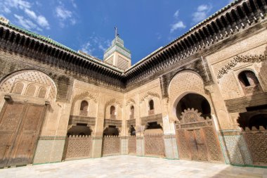 Fes 'deki Medrassa El Bouanania' nın iç avlusunda.