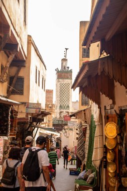 Fes, Fas 'ta, Ağustos 2024' te, arka planda bir minareyle Medine 'de bir cadde