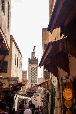 Fes, Fas 'ta, Ağustos 2024' te, arka planda bir minareyle Medine 'de bir cadde