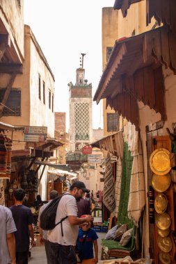 Fes, Fas 'ta, Ağustos 2024' te, arka planda bir minareyle Medine 'de bir cadde