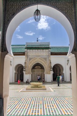 Fes, Fas 'ta, 05, 09, 24 yıllarında, el Kahire Üniversitesi en eski üniversite ve medrese eğitiminin yerlerinden biridir..